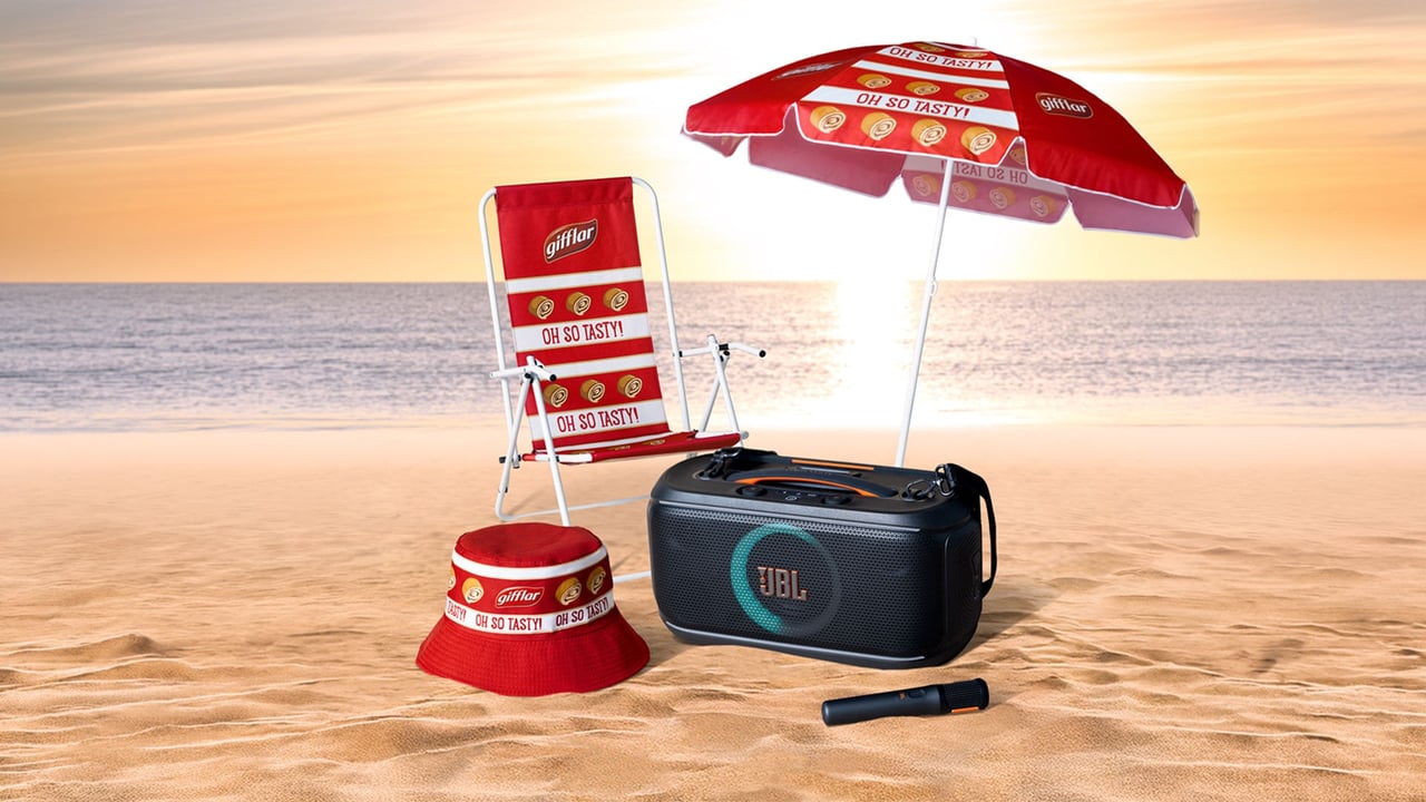 Gifflar sommerkit på stranden med havet i bakgrunnen