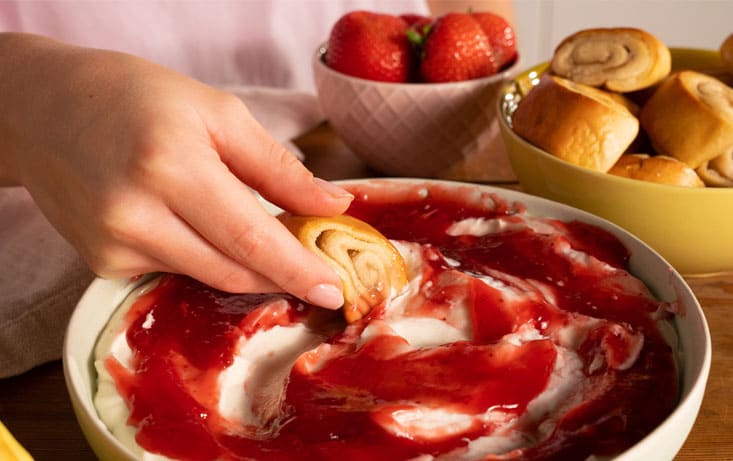 Gifflar Vanilje med strawberry cheesecake dip - Oppskrifter | Pågen