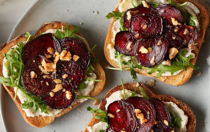 Lantgoda surdeigsbrød med geitostkrem, ristede rødbeter og ruccola - Oppskrifter | Pågen