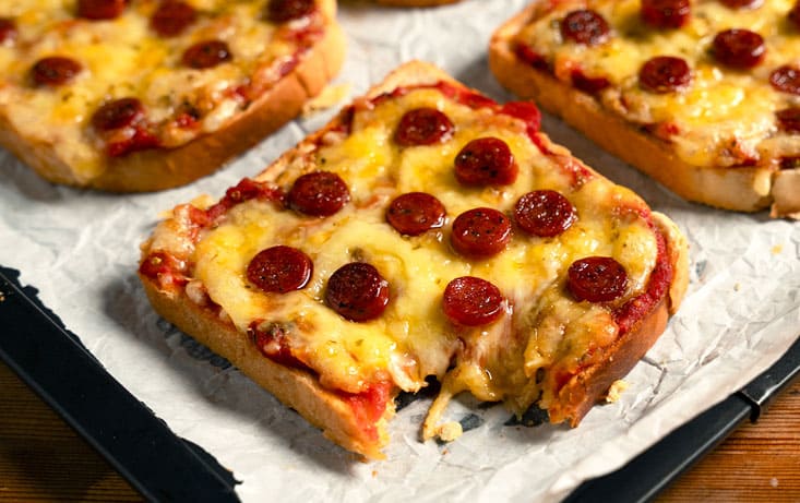 Pizzasmørbrød med mini-pølser på Lantgoda surdeigsbrød - Recept | Pågen