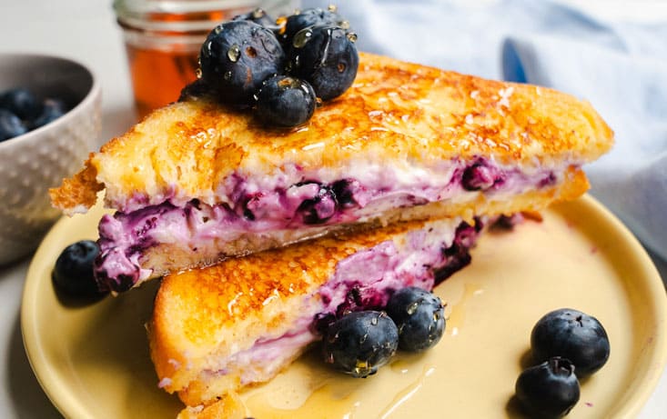 Blåbærsfylt cheesecake-french toast - Oppskrifter | Pågen