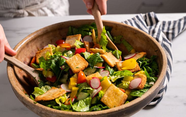 Fattoush-inspireret brødsalat med sprø Lantgoda surdeigsbrød - Oppskrifter | Pågen