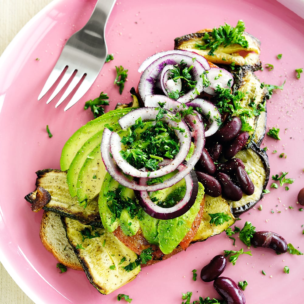 Toast med avokado og bønnesalat på grovbrød - Oppskrifter | Pågen