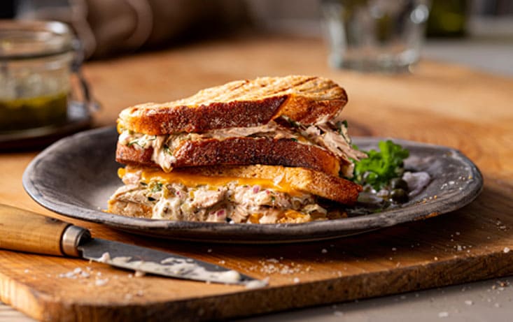 Hot tuna melt – ostesmørbrød med tunfisk, lök og kapris - Oppskrifter | Pågen