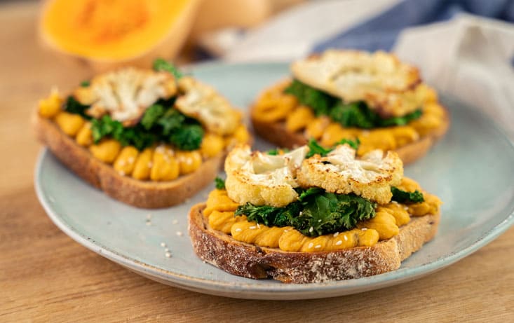 Lantgoda Surdeigsbrød med gresskarhummus og sprø grønnkål - Oppskrifter | Pågen