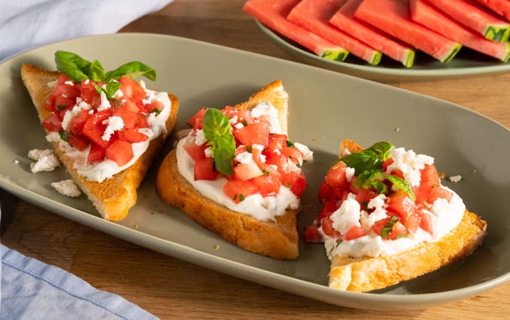 Sommerlige snitter med lantgoda surdeigsbrød og vannmelonbruschetta - Oppskrifter | Pågen