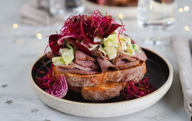 Smørbrød med kalvestek og spisskål